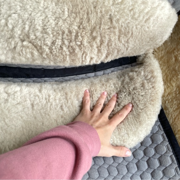 Mattes sheepskin jumping saddle pad black - Picture 3 of 15